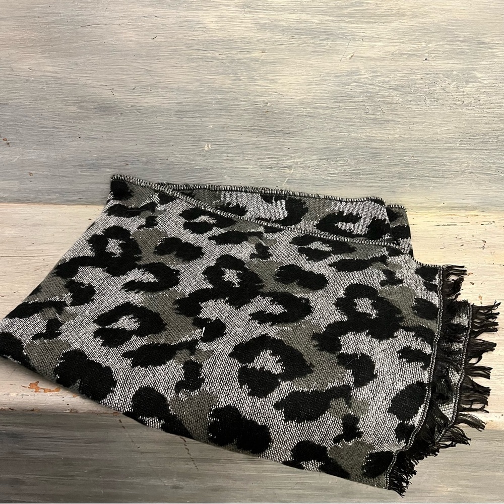 K.I.T. Accessories Black Grey Leopard Print Knit Wrap Scarf Like New‎